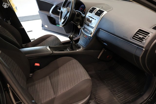 Toyota Avensis 8