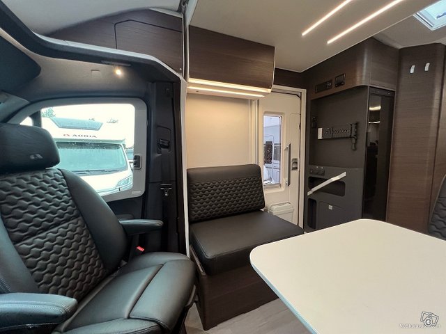Adria Matrix Supreme 670 SL Lithium 8