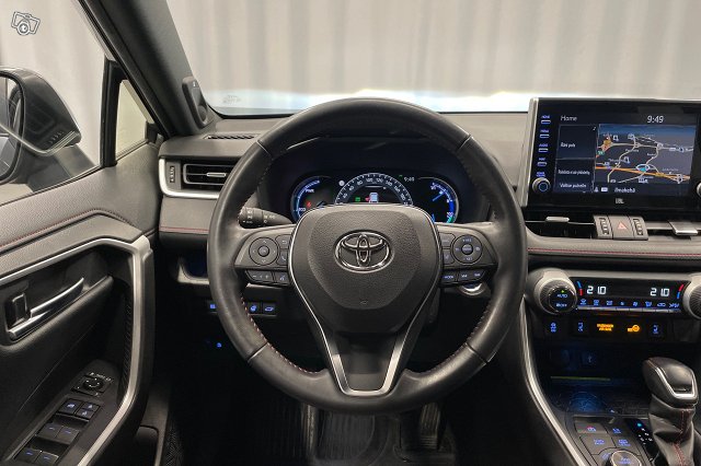 Toyota RAV4 Plug-in 8