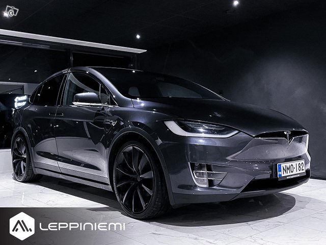 Tesla Model X 7