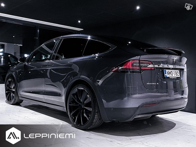 Tesla Model X 14