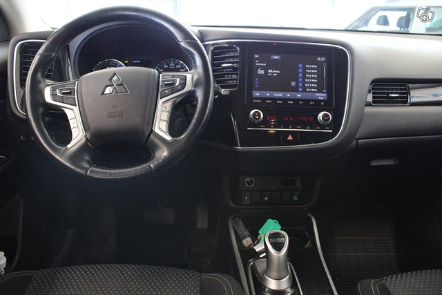 Mitsubishi Outlander PHEV 12