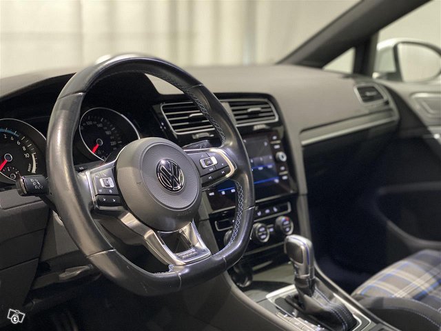 VOLKSWAGEN Golf 16