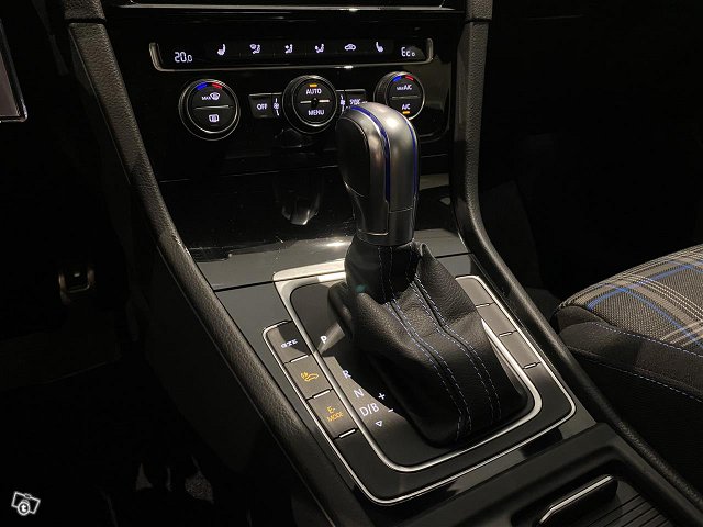 VOLKSWAGEN Golf 23