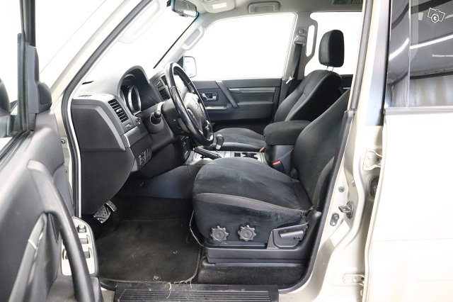 Mitsubishi Pajero 9