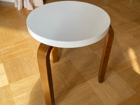 Artek 60 jakkara valkoinen / pähkinä, Pöydät ja tuolit, Sisustus ja huonekalut, Helsinki, Tori.fi Artek 60 jakkara valkoinen / pähkinä, Pöydät ja tuolit, Sisustus ja huonekalut, Helsinki, Tori.fi