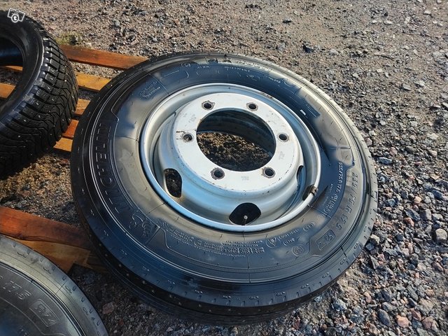 Pari 235/75R17.5" Michelin nastarenkaita, kuva 1