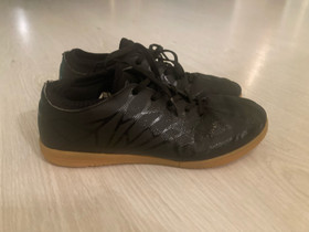 Umbro futsal/sisäpelikengät 38, Jalkapallo, Urheilu ja ulkoilu, Pori, Tori.fi Umbro futsal/sisäpelikengät 38, Jalkapallo, Urheilu ja ulkoilu, Pori, Tori.fi