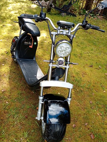 Sähköskootteri YHZ-14, kuva 1