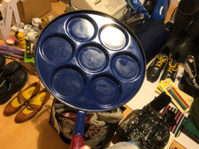 Sininen valurauta ohukaispannu punainen varsi, Keittiövälineet, Keittiötarvikkeet ja astiat, Ylitornio, Tori.fi Sininen valurauta ohukaispannu punainen varsi, Keittiövälineet, Keittiötarvikkeet ja astiat, Ylitornio, Tori.fi