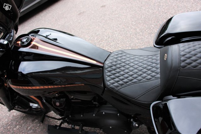 Harley-Davidson Touring FLHXS Street Glide Special 11