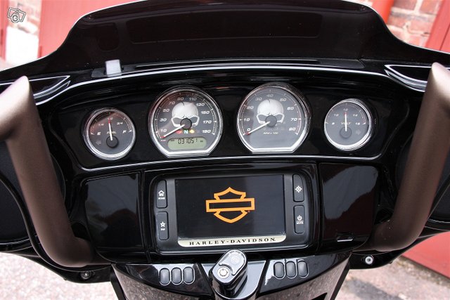 Harley-Davidson Touring FLHXS Street Glide Special 17