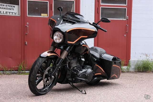 Harley-Davidson Touring FLHXS Street Glide Special 2