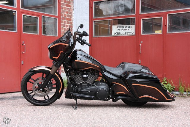 Harley-Davidson Touring FLHXS Street Glide Special 4