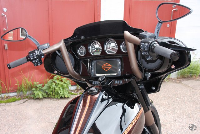 Harley-Davidson Touring FLHXS Street Glide Special 16