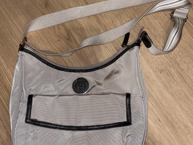 Tommy Hilfiger olkalaukku, Laukut ja hatut, Asusteet ja kellot, Jyväskylä, Tori.fi Tommy Hilfiger olkalaukku, Laukut ja hatut, Asusteet ja kellot, Jyväskylä, Tori.fi