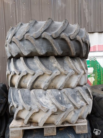 Traktorin renkaat, kuva 1