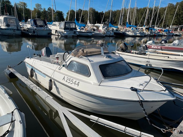 Moottorivene Ryds 485cbf ja traileri, kuva 1