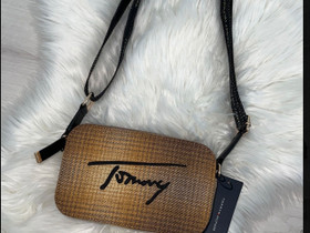 Tommy Hilfiger olkalaukku, Laukut ja hatut, Asusteet ja kellot, Vaasa, Tori.fi Tommy Hilfiger olkalaukku, Laukut ja hatut, Asusteet ja kellot, Vaasa, Tori.fi