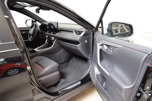 Toyota RAV4 Plug-in 12