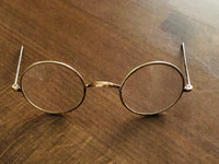 Hyvin vanhat silmälasit