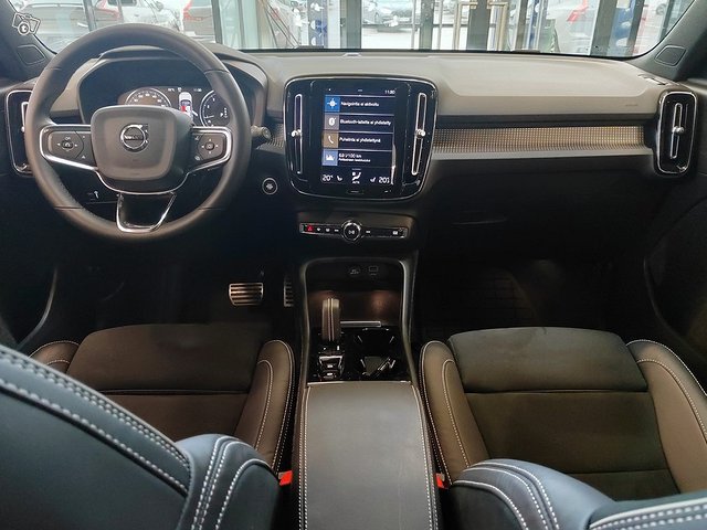 VOLVO XC40 8