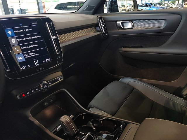 VOLVO XC40 22