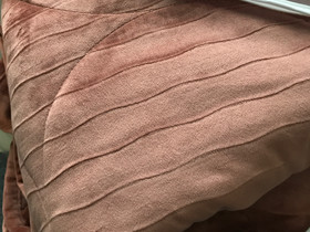 Samettinen Päiväpeitto, Sängyt ja makuuhuone, Sisustus ja huonekalut, Jyväskylä, Tori.fi Samettinen Päiväpeitto, Sängyt ja makuuhuone, Sisustus ja huonekalut, Jyväskylä, Tori.fi