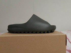 Yeezy slides, Vaatteet ja kengät, Rauma, Tori.fi Yeezy slides, Vaatteet ja kengät, Rauma, Tori.fi