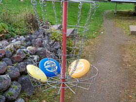 Frisbeekori ja kolme kiekkoa, Frisbeegolf, Urheilu ja ulkoilu, Kuopio, Tori.fi Frisbeekori ja kolme kiekkoa, Frisbeegolf, Urheilu ja ulkoilu, Kuopio, Tori.fi
