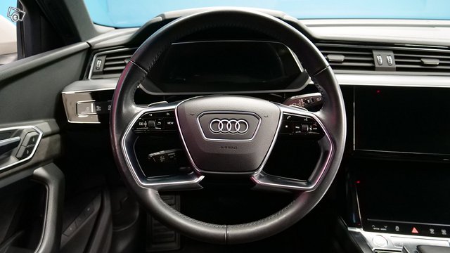 Audi E-TRON 6