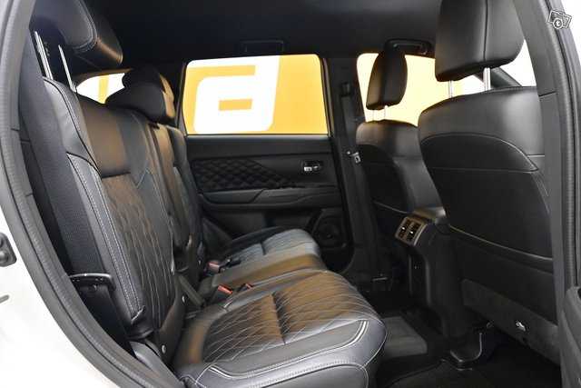 Mitsubishi Outlander PHEV 9