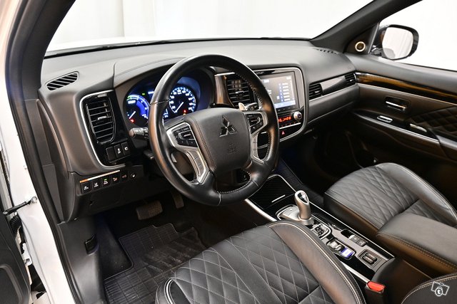 Mitsubishi Outlander PHEV 12