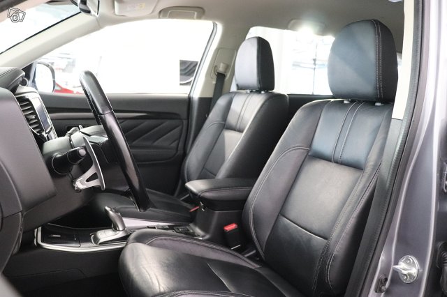 Mitsubishi Outlander PHEV 9