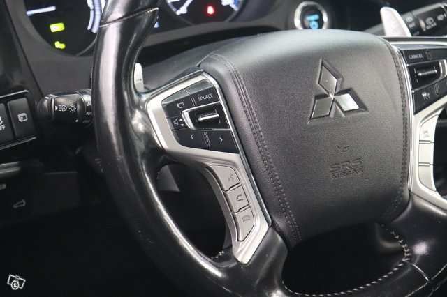 Mitsubishi Outlander PHEV 12
