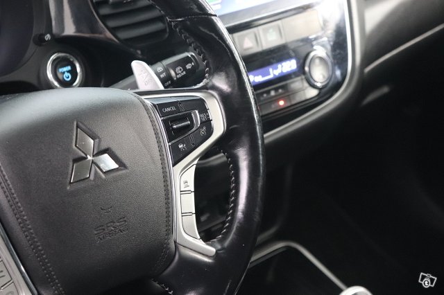 Mitsubishi Outlander PHEV 14