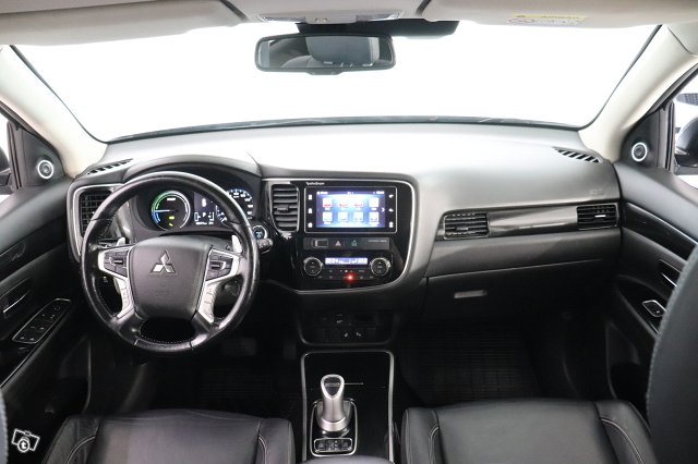 Mitsubishi Outlander PHEV 24