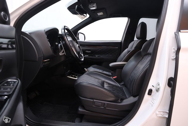 Mitsubishi Outlander PHEV 12