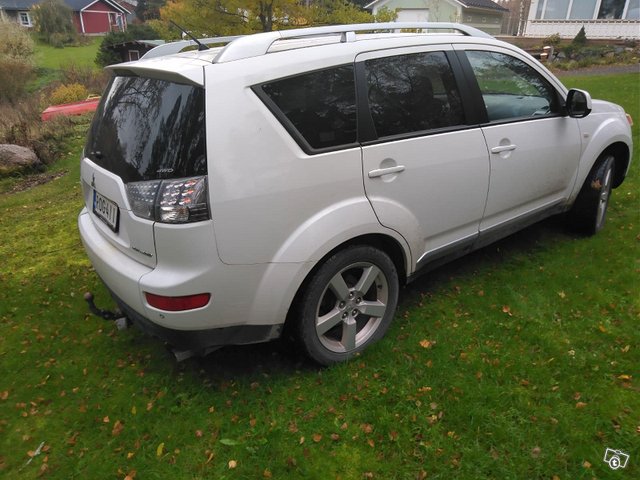 Mitsubishi Outlander 4