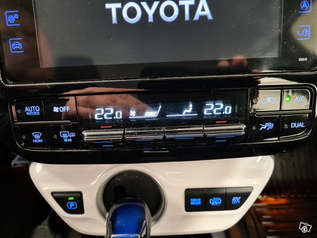 TOYOTA Prius Plug-in 23