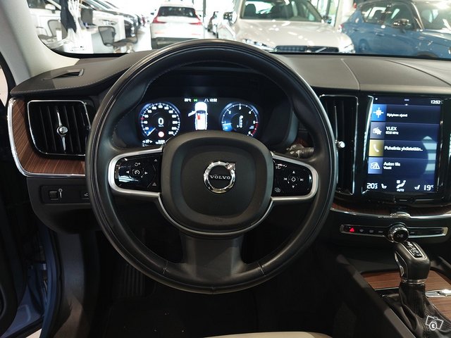 VOLVO XC60 7