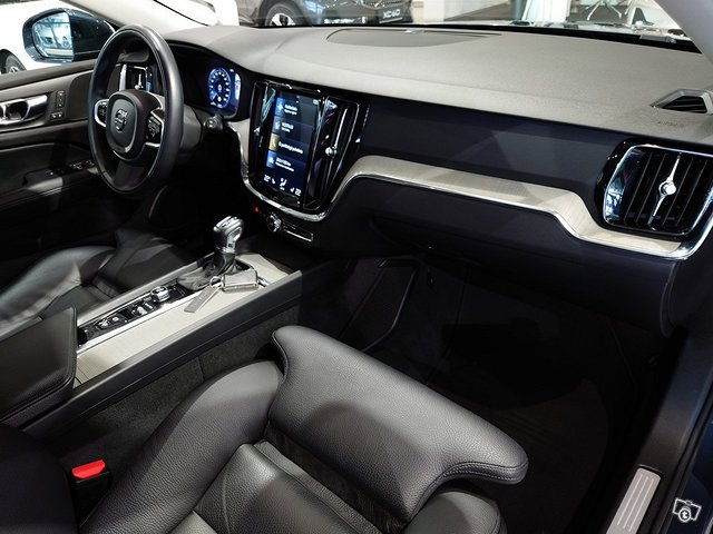 VOLVO V60 16