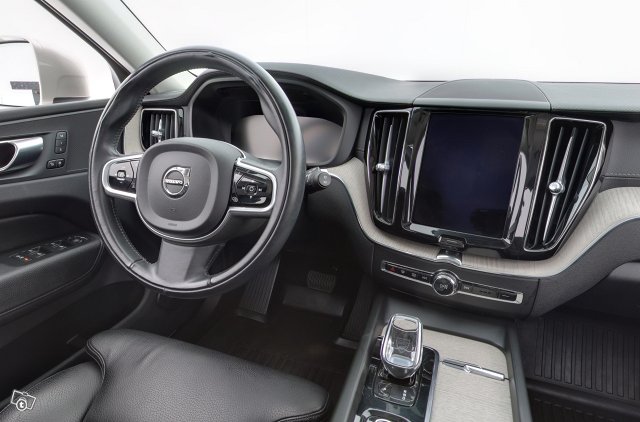 VOLVO XC60 8