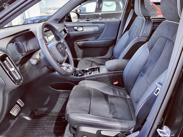 VOLVO XC40 4