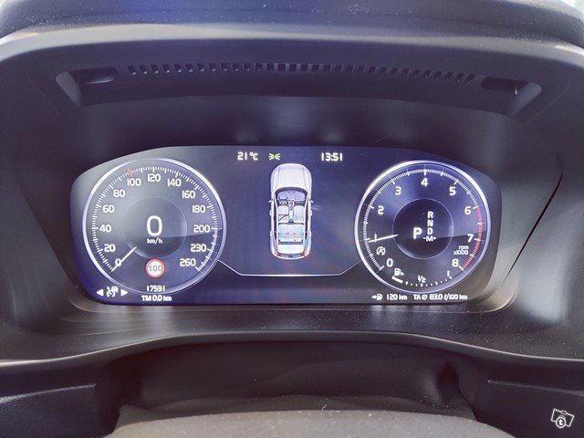 VOLVO XC40 8