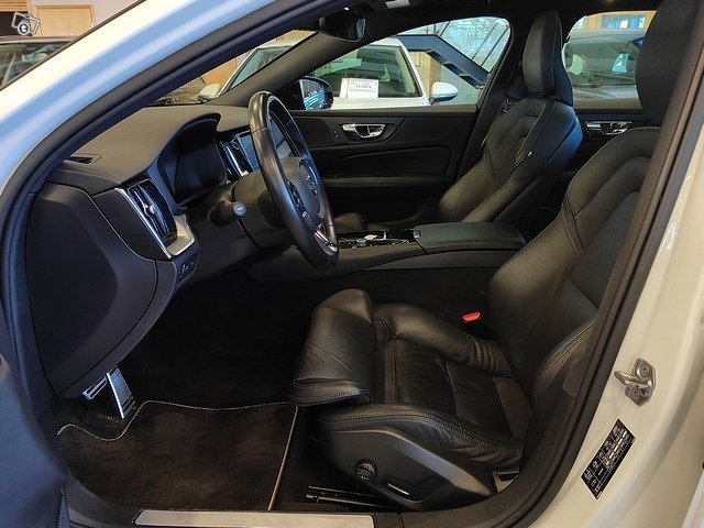 VOLVO V60 9