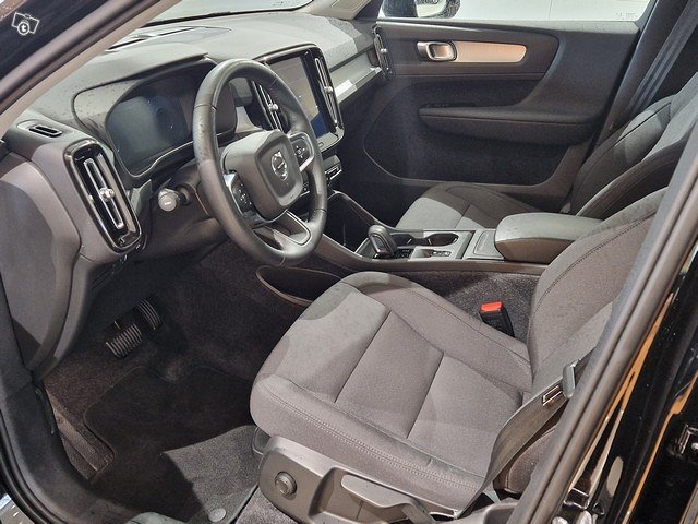 VOLVO XC40 4