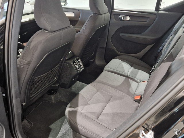 VOLVO XC40 5