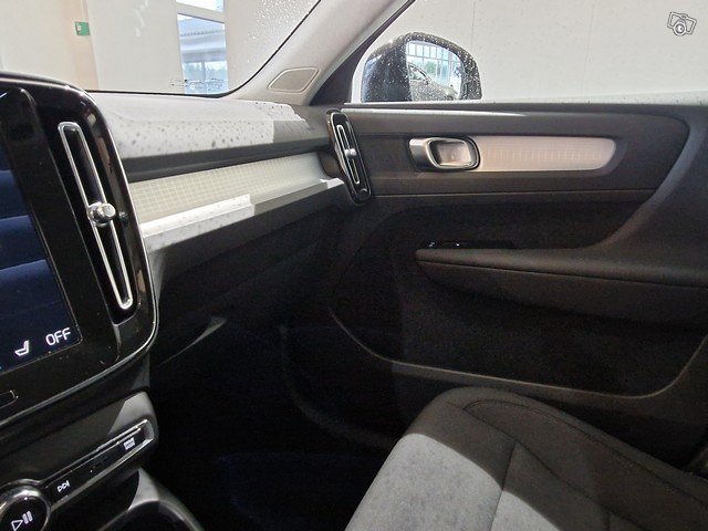 VOLVO XC40 16