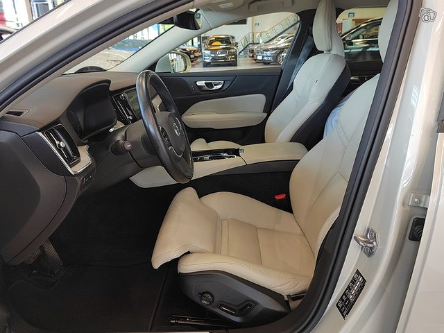 VOLVO V60 10